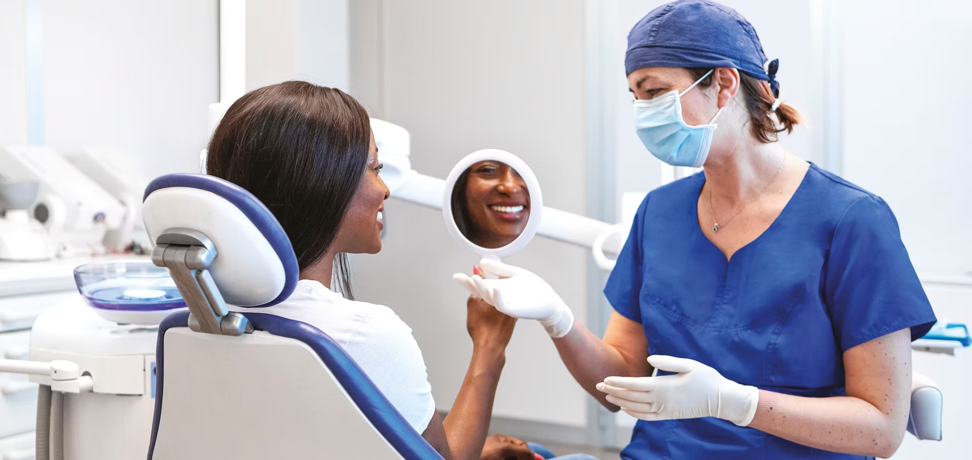 Paziente soddisfatta osserva il proprio sorriso